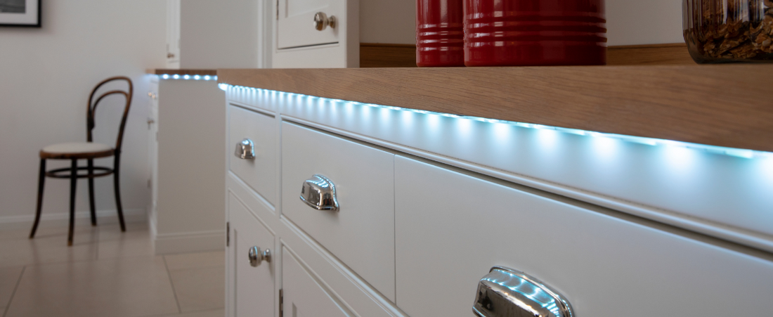 Indirekte Beleuchtung: Wie du LED-Lichtbänder richtig installierst und dir so deine Wohlfühlatmosphäre schaffst